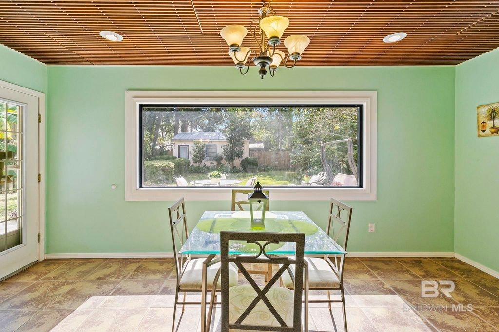 809 E 23rd Avenue, Gulf Shores, AL 36542