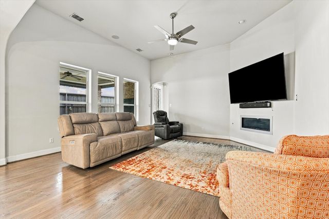 405 Sir Torin Lane, Lewisville, TX 75056