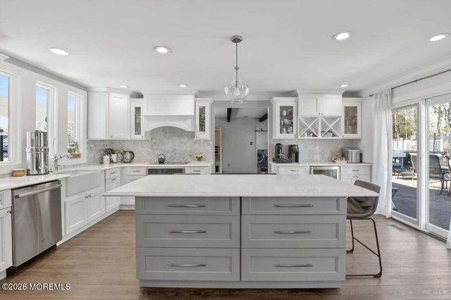 10 Wayne Court, Manalapan, NJ 07726