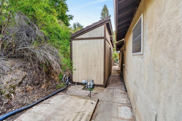 2645 Shadow Ln, Valley Springs, CA 95252