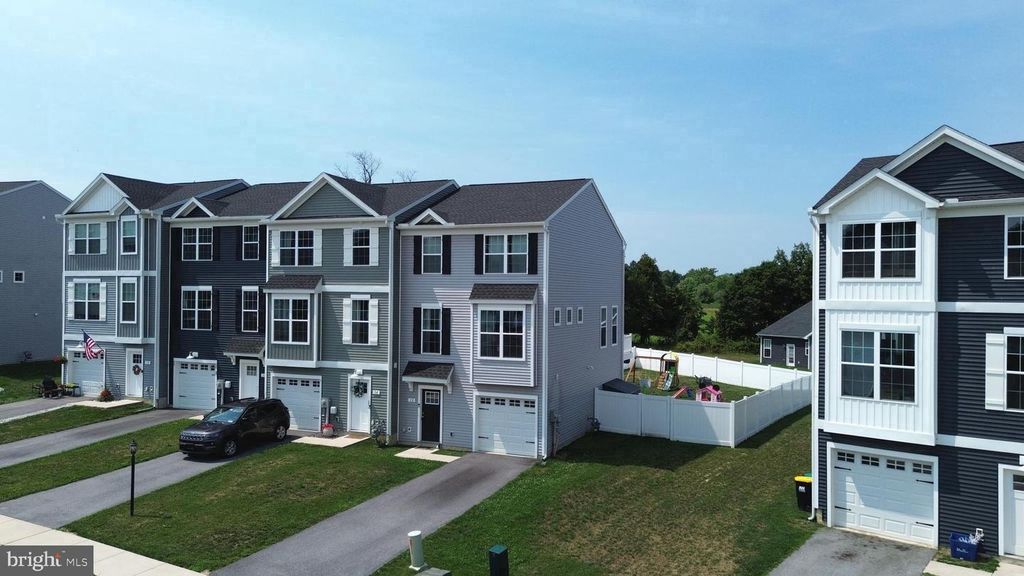 32 COOP LN, Hanover, PA 17331