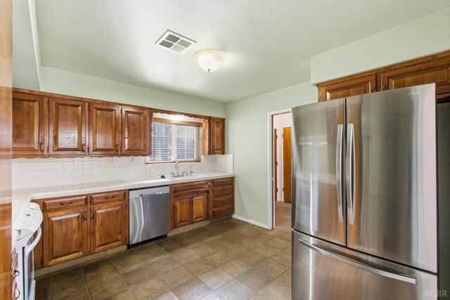 120 W Magnolia Avenue, Hanford, CA 93230