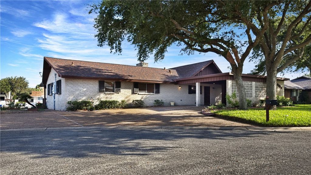 2204 Cape McCan St, Rockport, TX 78382