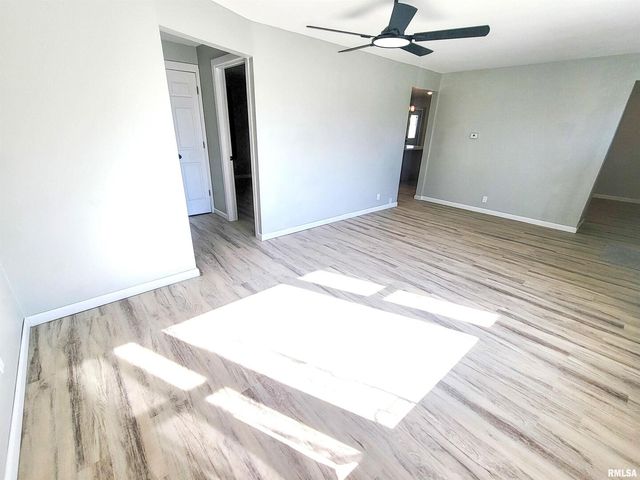 306 Bible Street, Flora, IL 62839