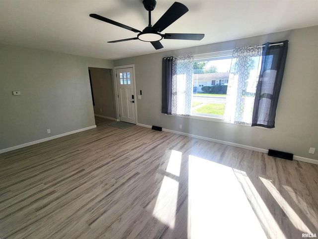 306 Bible Street, Flora, IL 62839