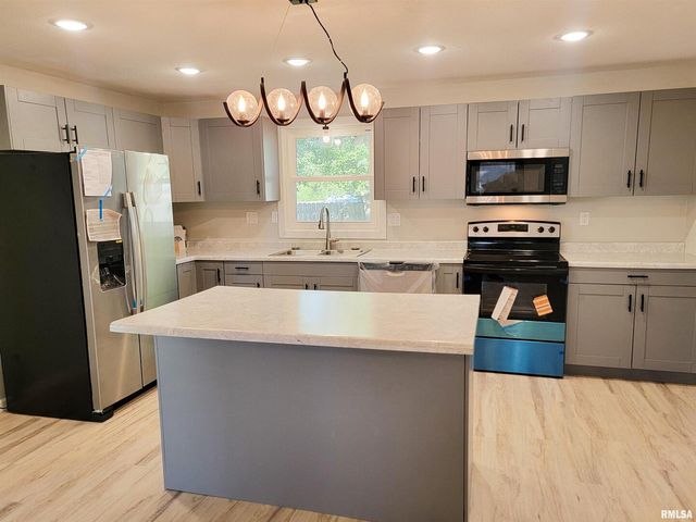 306 Bible Street, Flora, IL 62839