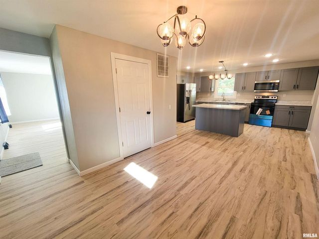 306 Bible Street, Flora, IL 62839