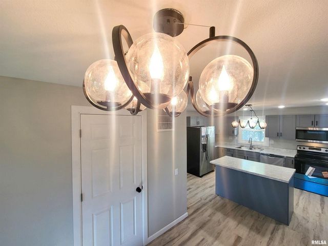 306 Bible Street, Flora, IL 62839