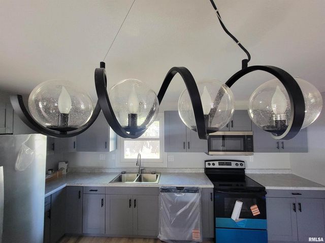 306 Bible Street, Flora, IL 62839