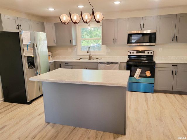 306 Bible Street, Flora, IL 62839