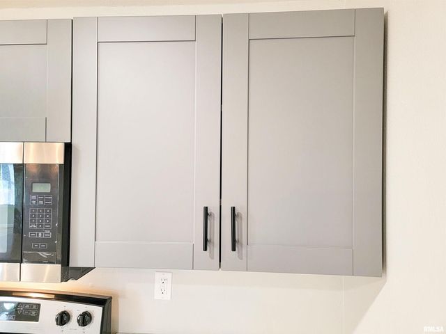 306 Bible Street, Flora, IL 62839