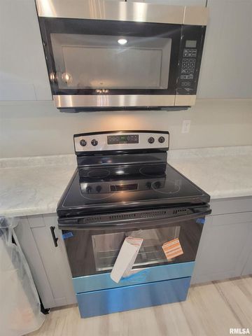 306 Bible Street, Flora, IL 62839