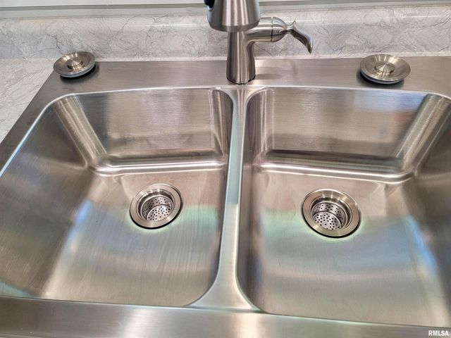 306 Bible Street, Flora, IL 62839