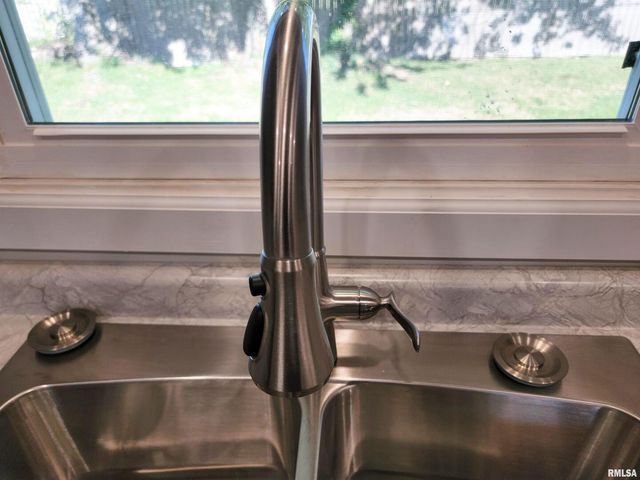 306 Bible Street, Flora, IL 62839