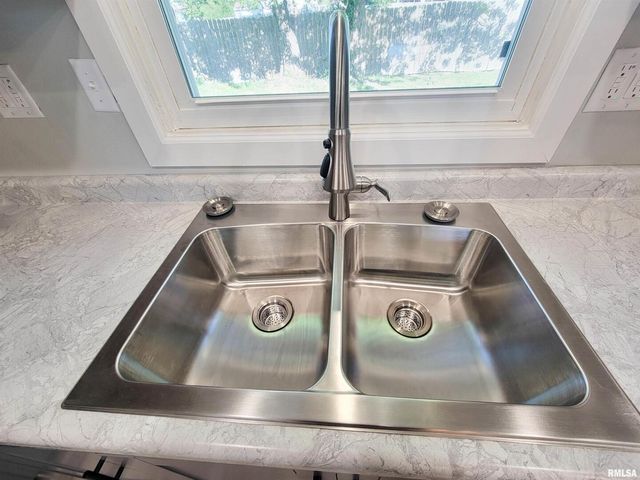 306 Bible Street, Flora, IL 62839