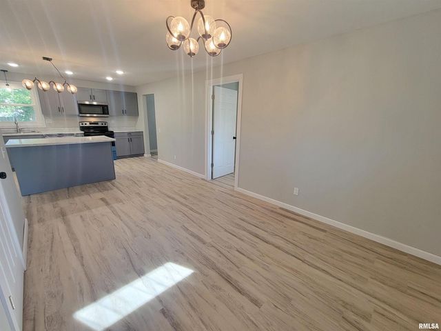 306 Bible Street, Flora, IL 62839