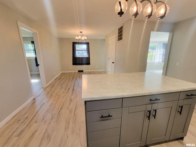 306 Bible Street, Flora, IL 62839