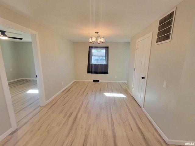 306 Bible Street, Flora, IL 62839