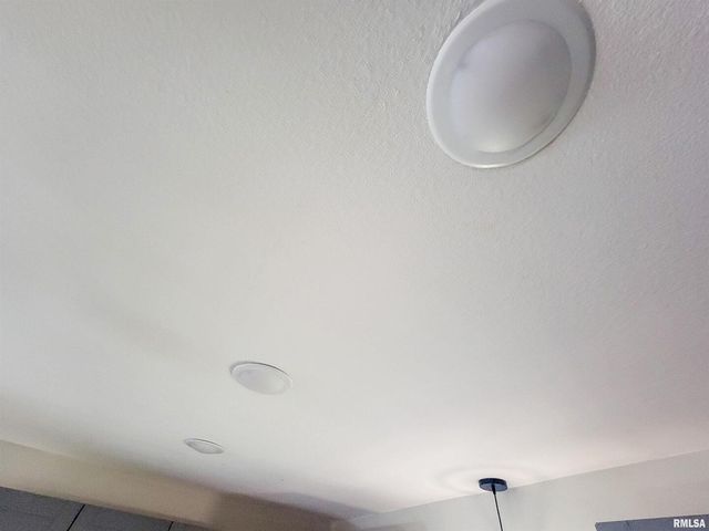 306 Bible Street, Flora, IL 62839