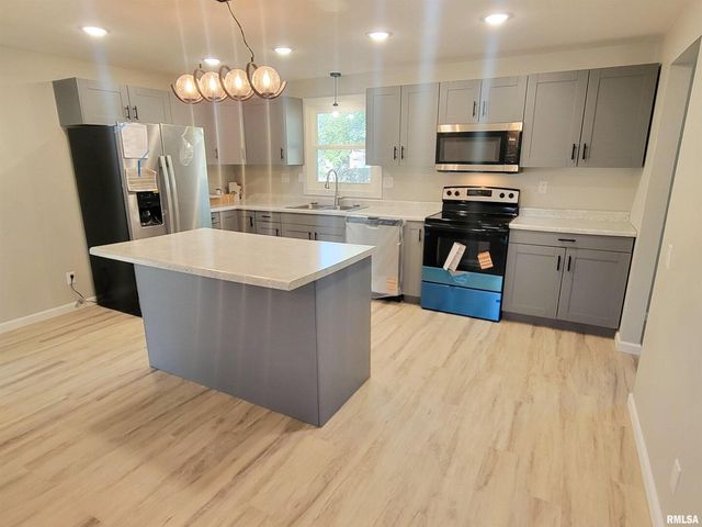 306 Bible Street, Flora, IL 62839