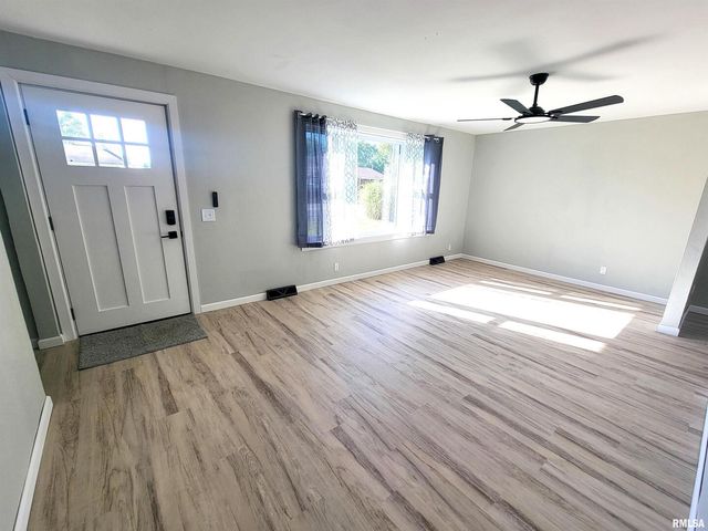 306 Bible Street, Flora, IL 62839