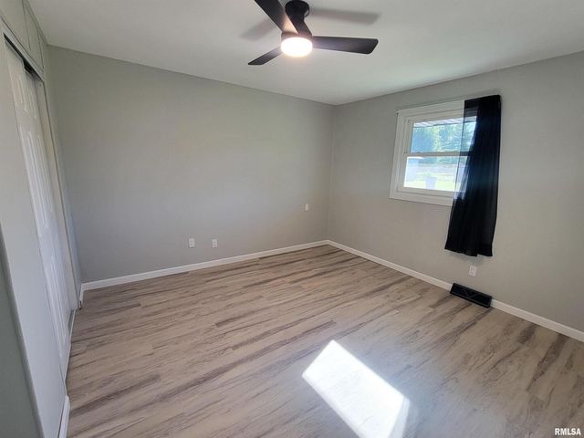 306 Bible Street, Flora, IL 62839