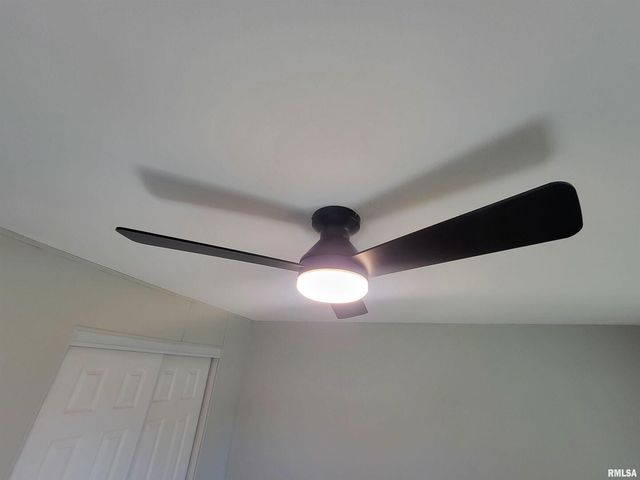 306 Bible Street, Flora, IL 62839