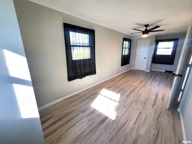 306 Bible Street, Flora, IL 62839