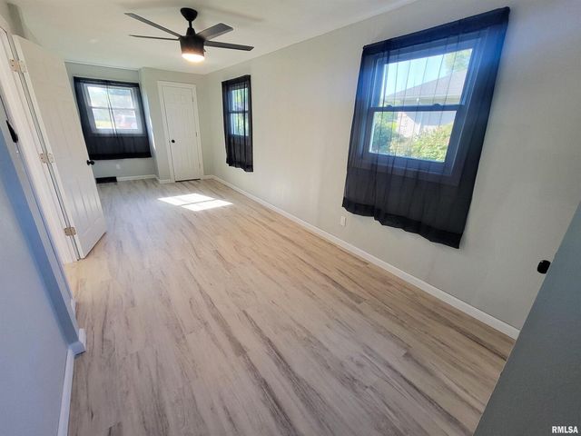 306 Bible Street, Flora, IL 62839