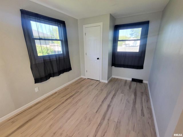 306 Bible Street, Flora, IL 62839