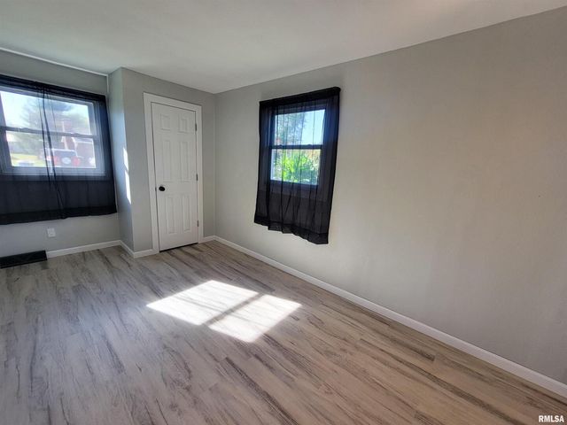 306 Bible Street, Flora, IL 62839