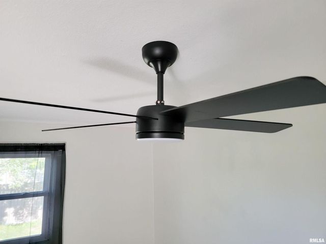 306 Bible Street, Flora, IL 62839