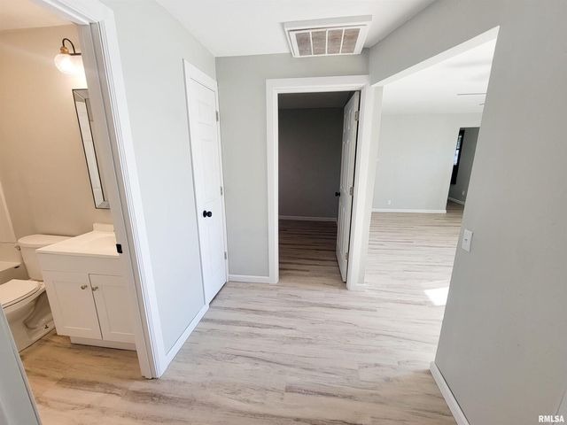 306 Bible Street, Flora, IL 62839