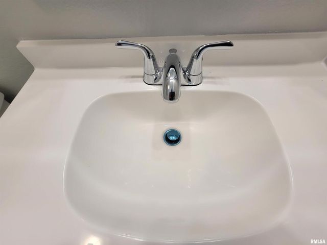 306 Bible Street, Flora, IL 62839