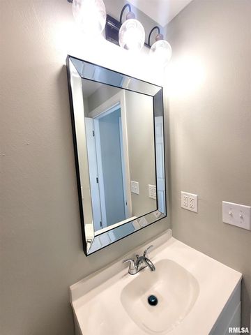 306 Bible Street, Flora, IL 62839