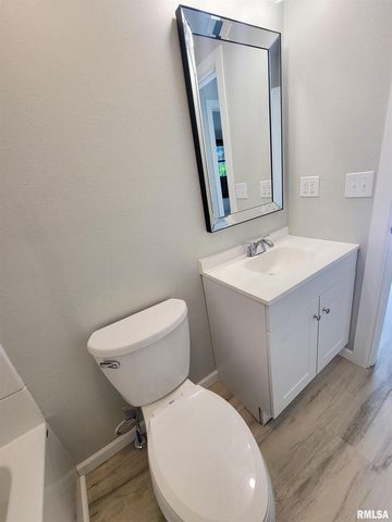 306 Bible Street, Flora, IL 62839