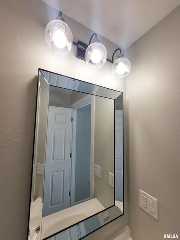 306 Bible Street, Flora, IL 62839