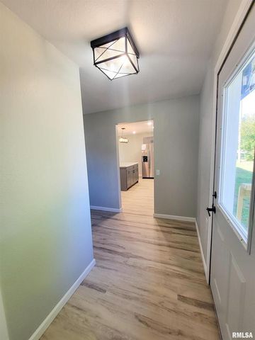 306 Bible Street, Flora, IL 62839