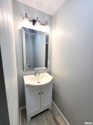 306 Bible Street, Flora, IL 62839