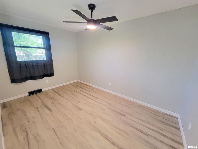 306 Bible Street, Flora, IL 62839