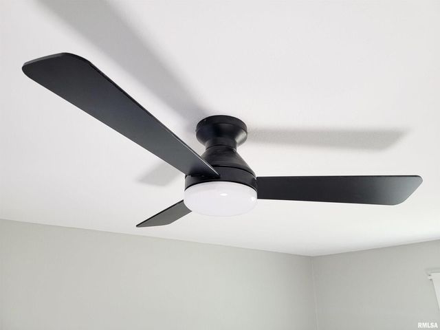 306 Bible Street, Flora, IL 62839