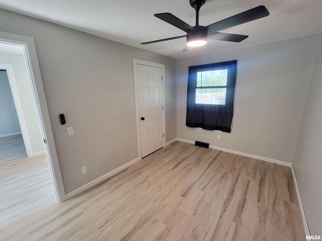 306 Bible Street, Flora, IL 62839