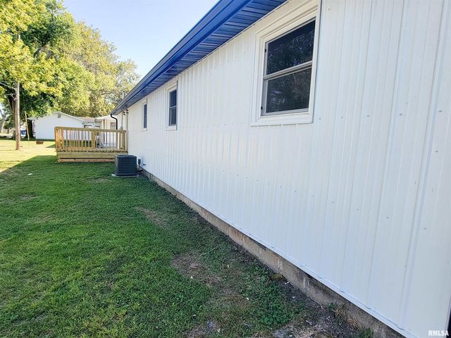 306 Bible Street, Flora, IL 62839