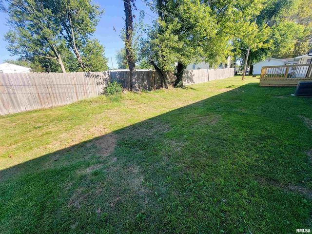 306 Bible Street, Flora, IL 62839