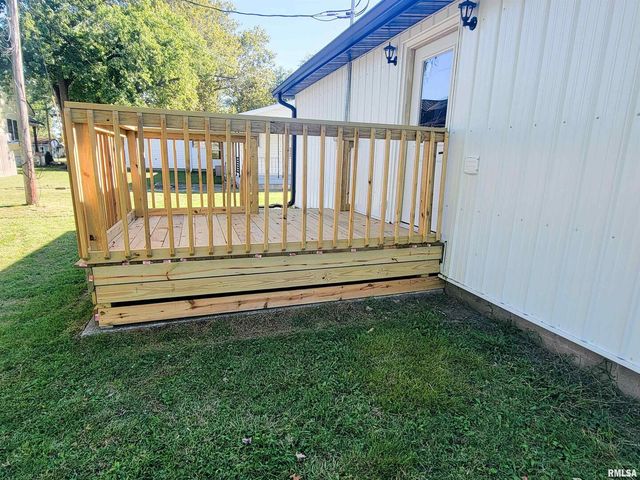 306 Bible Street, Flora, IL 62839