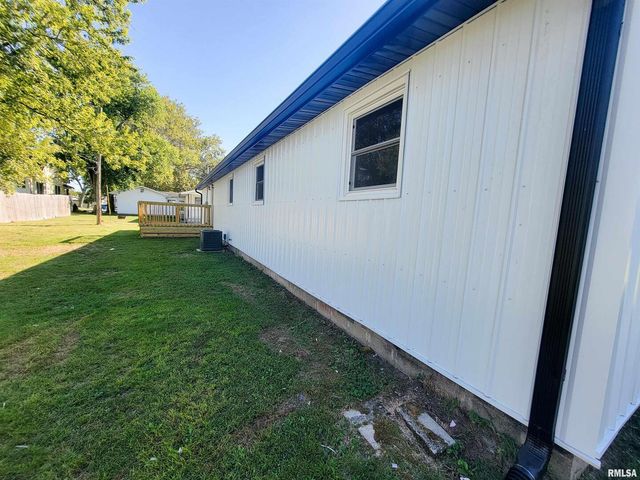 306 Bible Street, Flora, IL 62839