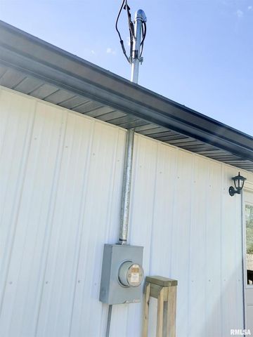 306 Bible Street, Flora, IL 62839