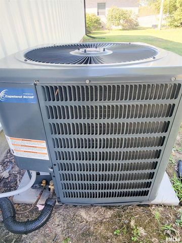 306 Bible Street, Flora, IL 62839