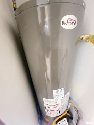 306 Bible Street, Flora, IL 62839