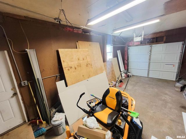 306 Bible Street, Flora, IL 62839